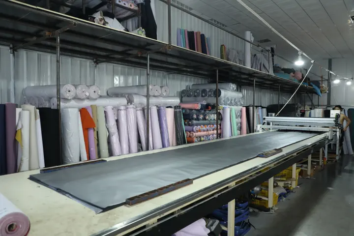 Automatic fabric spreading machine laying polyester
