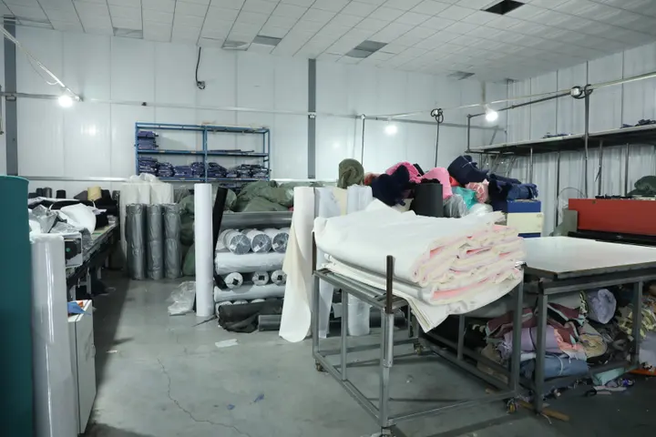 Spreading machine laying plies for multi-layer cutting