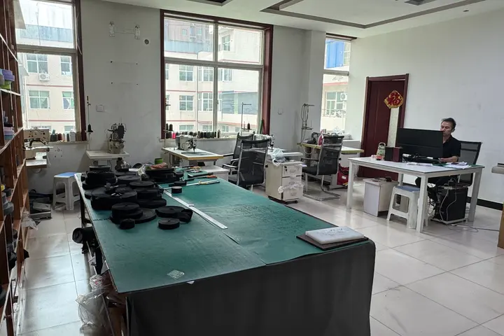 Webbing and zipper tape selection on the sample table